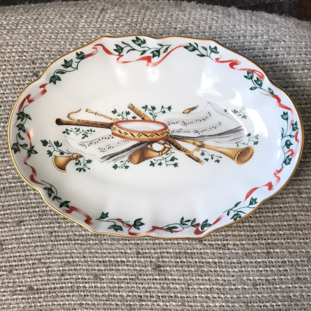 Mottahedeh Winterthur Fanfare Trinket Dish